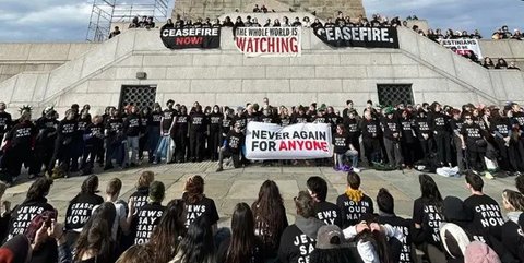 Puluhan orang berunjuk rasa di ibu kota Israel pada Sabtu (14/1/2023), untuk menentang pemerintahan PM Benjamin Netanyahu yang dinilai mengancam nilai-nilai demokrasi. (Dok. AFP)