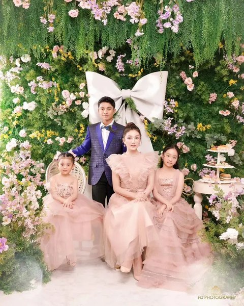 Sarwendah mengunggah foto keluarga pertamanya bersama anak-anak pasca resmi jadi single parent. Tanpa Ruben Onsu, Sarwendah tampil anggun di antara anak-anaknya [@sarwendah29]