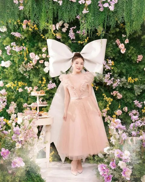 Tampil bak ibu peri, Sarwendah terlihat cantik kenakan gaun tulle nude dengan detail ruffle di bagian dada [@sarwendah29]