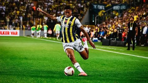 Timnas Indonesia - STY dikelilingi bintang naturalisasi (Bola.com/Adreanus Titus)