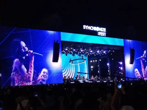 Mahalini, Lyodra, Tiara Andini, Ziva Magnolya dan Kiesya Levronka memeriahkan Synchronize Fest 2024 hari ketiga. Tampil bergantian, mereka disebut Sricandy.