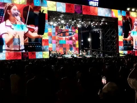 Mahalini, Lyodra, Tiara Andini, Ziva Magnolya dan Kiesya Levronka memeriahkan Synchronize Fest 2024 hari ketiga. Tampil bergantian, mereka disebut Sricandy.