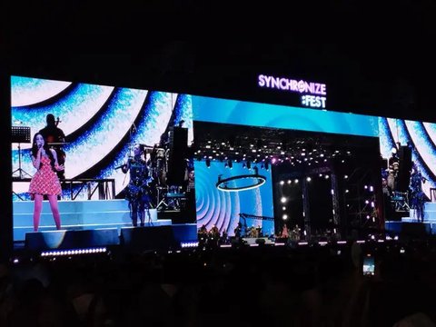 Mahalini, Lyodra, Tiara Andini, Ziva Magnolya dan Kiesya Levronka memeriahkan Synchronize Fest 2024 hari ketiga. Tampil bergantian, mereka disebut Sricandy.