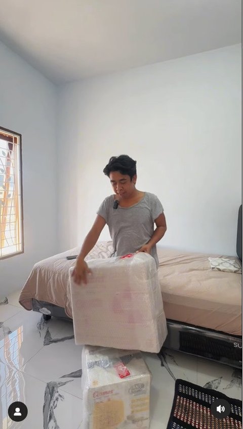Mengingat rumah ini masih baru, Mimi Peri kini sdang sibuk mengisi rumahnya dengan sejumlah perabotan, banyak di antaranya hasil endorse.