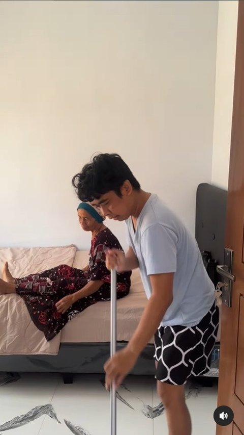 Rupanya Msosok yang dulunya seorang kuli ini berusaha memuliakan sang ibu supaya rezekinya kian lancar.