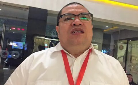 TikTokers Vadel Badjideh bersama penasihat hukumnya, Razman Arif Nasution, menghadiri panggilan Polres Metro Jakarta Selatan, Jumat (4/10/2024). Vadel dipanggil terkait kasus dugaan pencab