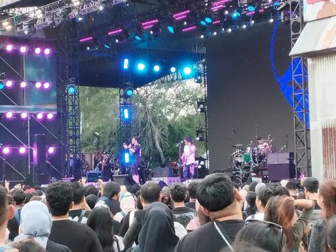 Band Gigi menggebrak panggung District Synchronize Fest 2024 hari ketiga. Membuka aksinya, Armand Maulana Cs genjot adrenalin penonton lewat "Melayang."