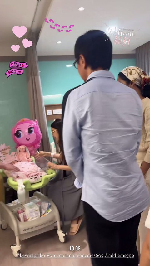 Akhirnya Bisa Timang Cucu, 7 Potret Addie MS Gendong Anak Kevin Aprilio - Jadi Kado Ultah Terindah