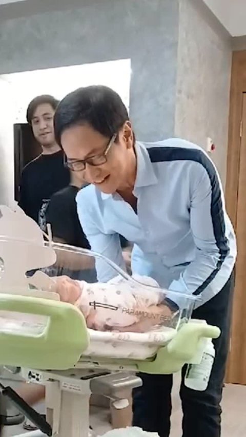 Akhirnya Bisa Timang Cucu, 7 Potret Addie MS Gendong Anak Kevin Aprilio - Jadi Kado Ultah Terindah