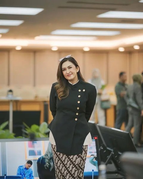 Nafa Urbach terlihat elegan kenakan kebaya brokat full payet warna biru navy. Penampilannya dipermanis dengan bros emas yang disematkan di panel depan kebayanya. [@nafaurbach].
