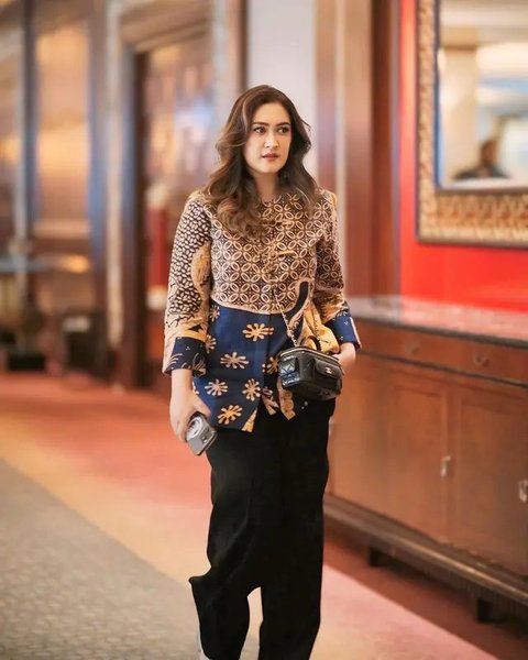 Nafa Urbach terlihat elegan kenakan kebaya brokat full payet warna biru navy. Penampilannya dipermanis dengan bros emas yang disematkan di panel depan kebayanya. [@nafaurbach].