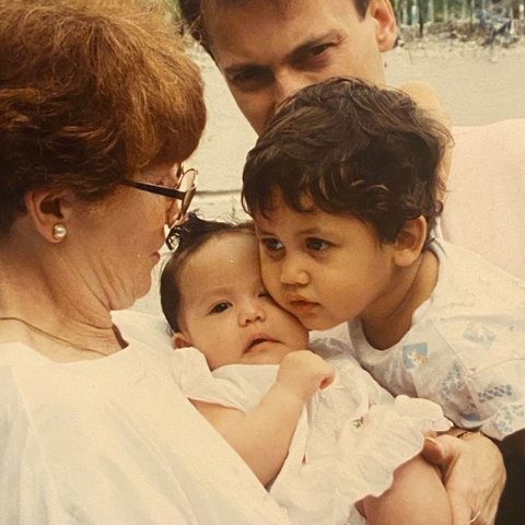 Pevita Pearce menandai pertambahan usianya dengan membagikan foto-foto kenangan dari masa kecil hingga dewasa. Dalam salah satu foto, terlihat ia masih bayi, tampak imut dan polos.<br>