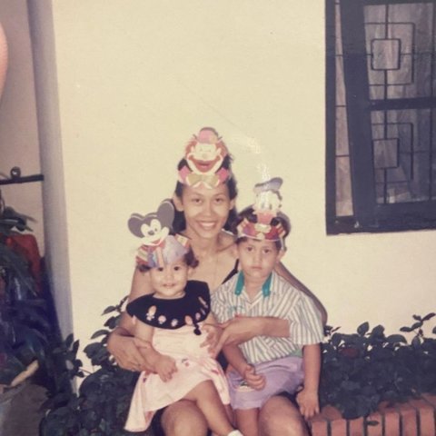 Merayakan ulang tahun dengan topi ulang tahun yang lucu, Pevita kecil digendong di pangkuan sang ibu bersama kakak laki-lakinya. Nuansa nostalgia begitu terasa.<br>