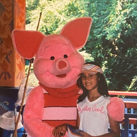 Berfoto bersama Piglet, Pevita menikmati masa kecilnya yang indah dengan mengenakan baju pink. Dalam postingan IG-nya, ia menuliskan, 