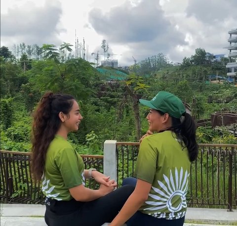 Sahila Hisyam tampak senang bisa mengunjungi IKN, menikmati pemandangan alam di sekitarnya yang masih asri dibandingkan dengan Jakarta.<br>