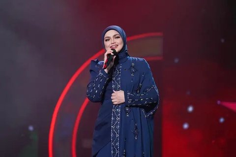 Penyanyi asal Malaysia, Siti Nurhaliza saat tampil di Konser Kemenangan D'Academy Asia 2 di Studio 5 Indosiar, Jakarta, Kamis (29/12). Siti tampil memukau dengan menyanyikan dua lagu hitsnya.