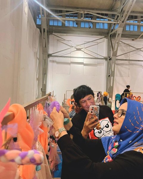 Ikang Fawzi terlihat memotret istrinya ketika momen liburan bersama, sebelum kehilangan untuk selamanya.&nbsp;