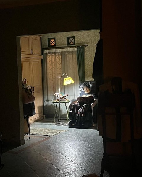 Di malam-malam setelahnya, Ikang Fawzi terlihat duduk sendirian di antara gelap, hanya ditemani lampu baca. Mungkin membaca Al QUr'an untuk mengirim doa.