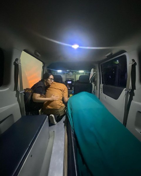 Kedukaan yang tak bisa dibendung ketika harus mengantarkan jenazah sang istri, Ikang Fawzi terlihat begitu lemah.&nbsp;