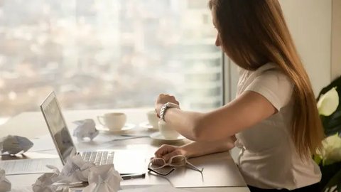 Seseorang menunjukkan sejumlah tagihannya di paylater salah satu di e-commerce. (Gempur M Surya/Liputan6.com)