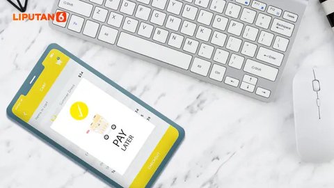 Seseorang menunjukkan sejumlah tagihannya di paylater salah satu di e-commerce. (Gempur M Surya/Liputan6.com)