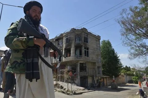 Pasukan Taliban merayakan satu tahun sejak mereka merebut Kabul di depan Kedutaan Besar AS di Kabul, Afghanistan, Senin (15/8/2022). Taliban memperingati tahun pertama pengambilalihan kekuasa