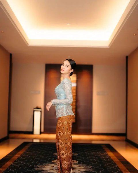 Penampilan Azizah Salsha terlihat fresh dengan kebaya H-Line biru aqua rancangan Asky Febriyanti [@azizahsalsha_]