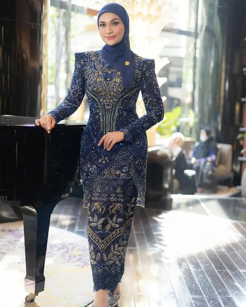 Penampilan Azizah Salsha terlihat fresh dengan kebaya H-Line biru aqua rancangan Asky Febriyanti [@azizahsalsha_]