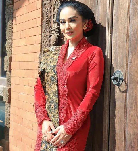 Penampilan Azizah Salsha terlihat fresh dengan kebaya H-Line biru aqua rancangan Asky Febriyanti [@azizahsalsha_]