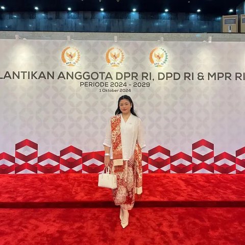 Penampilan Azizah Salsha terlihat fresh dengan kebaya H-Line biru aqua rancangan Asky Febriyanti [@azizahsalsha_]