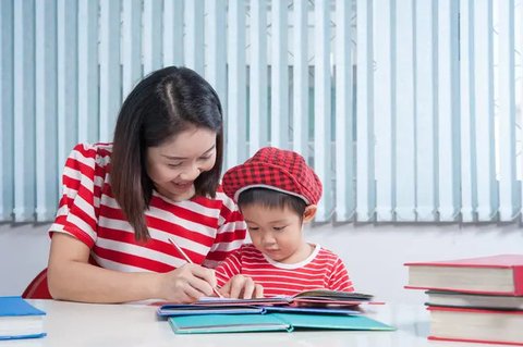 Dengan belajar berbagi dan menunggu giliran, anak-anak akan tumbuh menjadi individu yang lebih mudah beradaptasi. Foto: Freepik