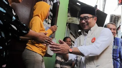 FOTO: Momen Ridwan Kamil Blusukan di Kampung Luar Batang, Temui Warga dan Cek Tanggul Laut Jakarta