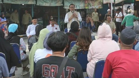 FOTO: Momen Ridwan Kamil Blusukan di Kampung Luar Batang, Temui Warga dan Cek Tanggul Laut Jakarta