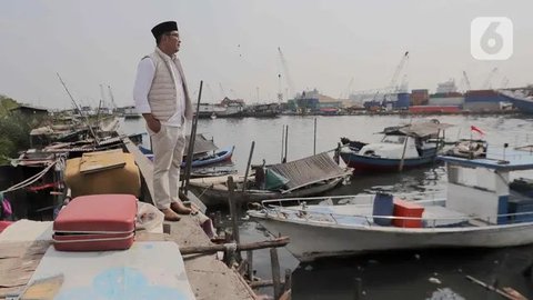 FOTO: Momen Ridwan Kamil Blusukan di Kampung Luar Batang, Temui Warga dan Cek Tanggul Laut Jakarta