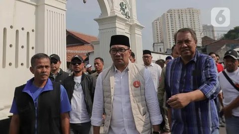 FOTO: Momen Ridwan Kamil Blusukan di Kampung Luar Batang, Temui Warga dan Cek Tanggul Laut Jakarta