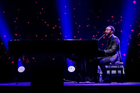 John Legend saat tampil dalam konser bertema An Evening With John Legend: A Night Of Songs And Stories di Area Hall Sentul International Convention Center pada Minggu (6/10/2024) malam. (Foto