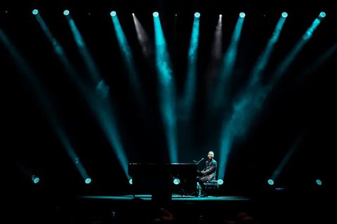 John Legend saat tampil dalam konser bertema An Evening With John Legend: A Night Of Songs And Stories di Area Hall Sentul International Convention Center pada Minggu (6/10/2024) malam. (Foto