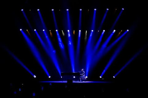 John Legend saat tampil dalam konser bertema An Evening With John Legend: A Night Of Songs And Stories di Area Hall Sentul International Convention Center pada Minggu (6/10/2024) malam. (Foto