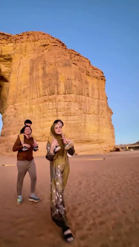 7 Potret Cut Meyriska dan Roger Danuarta di Al Ula, Tampil Serasi bak Prewedding