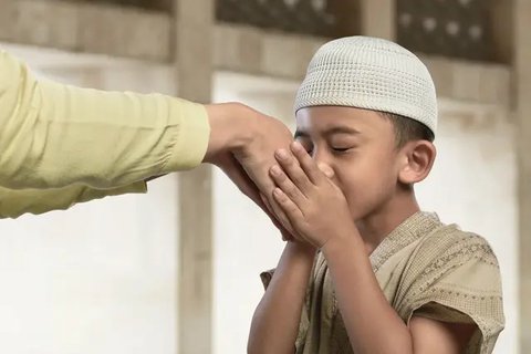 Buya Yahya saat mencontohkan hukum makmum menyendiri saat sholat berjamaah. (YouTube Al Bahjah TV)