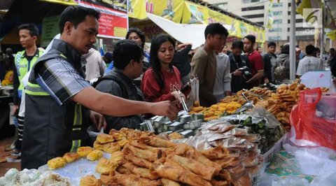 Warga memilih makanan untuk berbuka puasa di Pasar Takjil Benhil, Jakarta, Senin (29/5). Pasar Takjil Benhil yang ada setiap bulan Ramadan tersebut dipadati warga yang membeli makanan untuk b