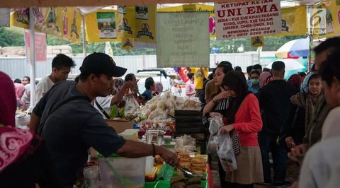 Warga memilih makanan untuk berbuka puasa di Pasar Takjil Benhil, Jakarta, Senin (29/5). Pasar Takjil Benhil yang ada setiap bulan Ramadan tersebut dipadati warga yang membeli makanan untuk b
