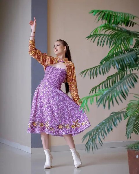 Dress batik Chika Jessica. (Copyright Instagram/chikajessica88)