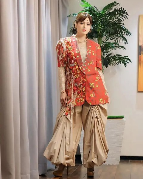 Dress batik Chika Jessica. (Copyright Instagram/chikajessica88)