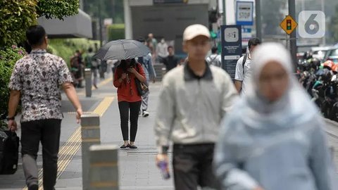 FOTO: Fenomena Hari Tanpa Bayangan Menyapa Jakarta Siang Ini, Simak Dampaknya!<br>