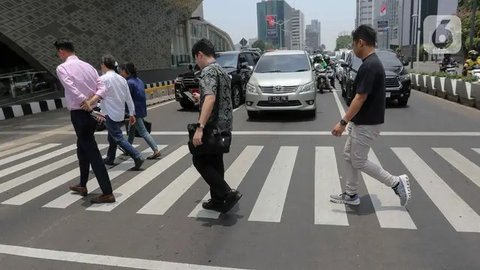 FOTO: Fenomena Hari Tanpa Bayangan Menyapa Jakarta Siang Ini, Simak Dampaknya!