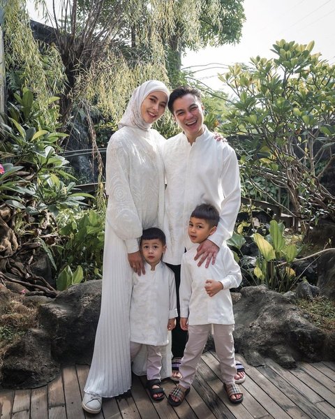 Selama 6 tahun menikah, pasangan ini sudah memiliki dua orang anak, Kiano dan Kenzo. Kini Baim meminta hak asuh atas kedua anaknya yang berada dalam pelukan Paula.