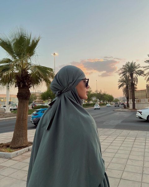 Paula sendiri belum memberikan tanggapan mengenai gugatan talak cerai yang dilayangkan oleh Baim. Sepulang dari umrah, ia menghabiskan waktu dengan anak-anaknya dengan senyum gembira.
