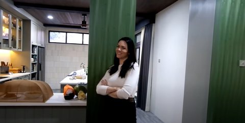 9 Potret Dapur Rumah Randy Pangalila yang Jarang Tersorot, Jadi Area Terfavorit - Punya Banyak Koleksi Mesin Kopi Lengkap