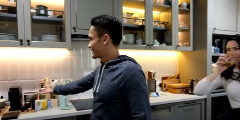 9 Potret Dapur Rumah Randy Pangalila yang Jarang Tersorot, Jadi Area Terfavorit - Punya Banyak Koleksi Mesin Kopi Lengkap
